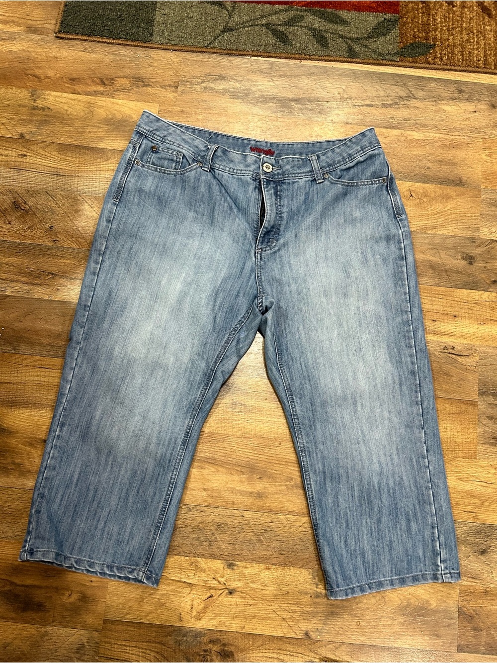 Wrangler Womenβs Size 18 M Light Wash Denim Capri Cropped Jeans